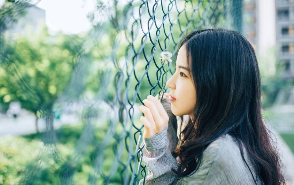 “原本我也如此认为。”诸葛亮摇头道：“但关中能够如此轻易兵不血刃拿下成都，皆是此人所谋。”